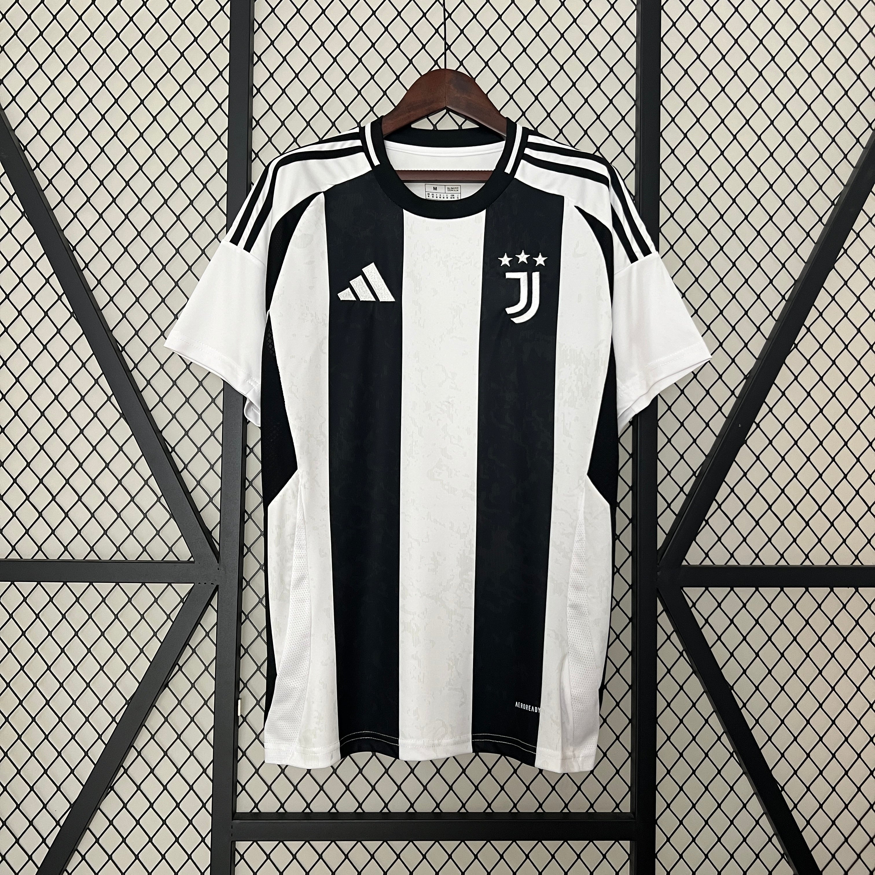 Juventus Home 24/25 Kit